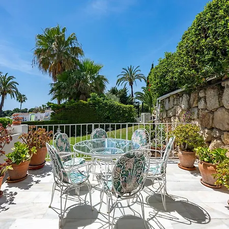 Casa vacanze Golf Town House In Aloha With Pool&garden,