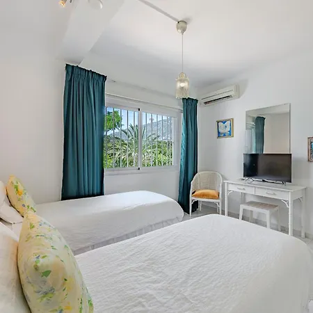 Golf Town House In Aloha With Pool&garden, Casa vacanze Marbella