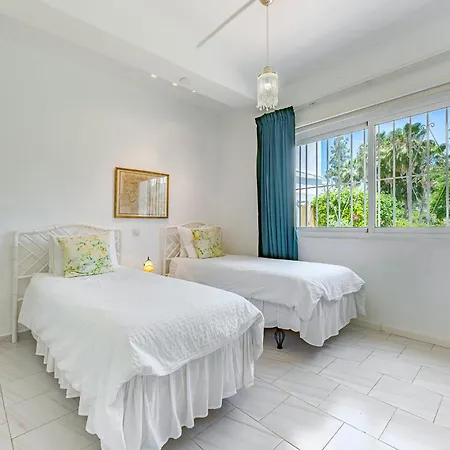Casa vacanze Golf Town House In Aloha With Pool&garden,